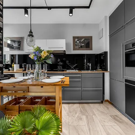 Apartment Muranow 14th Floor - 62m2, Parking, Balcony - By Rentujemy