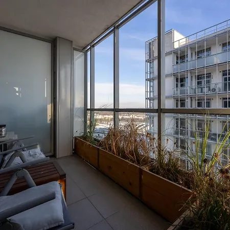 Muranow 14th Floor - 62m2, Parking, Balcony - By Rentujemy شقة