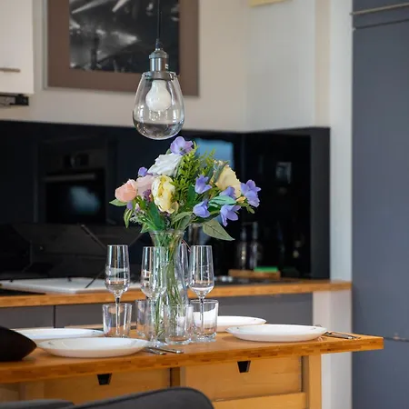 Muranow 14th Floor - 62m2, Parking, Balcony - By Rentujemy شقة وارسو